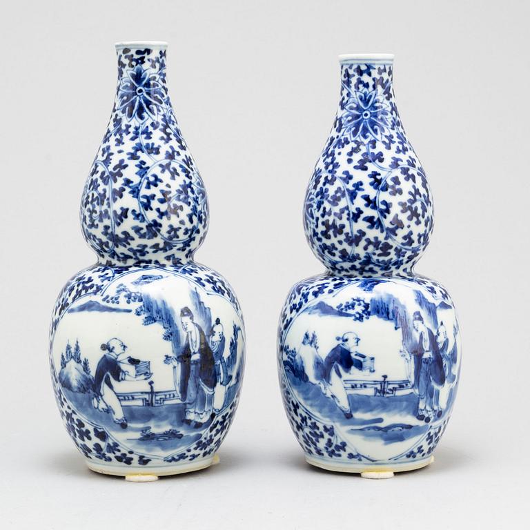 A pair of blue and white double gourd vases, Qing dynasty, Guangxu (1875-1908).