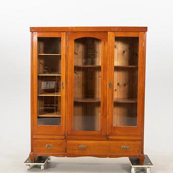 Display cabinet/Bookcase circa 1900.