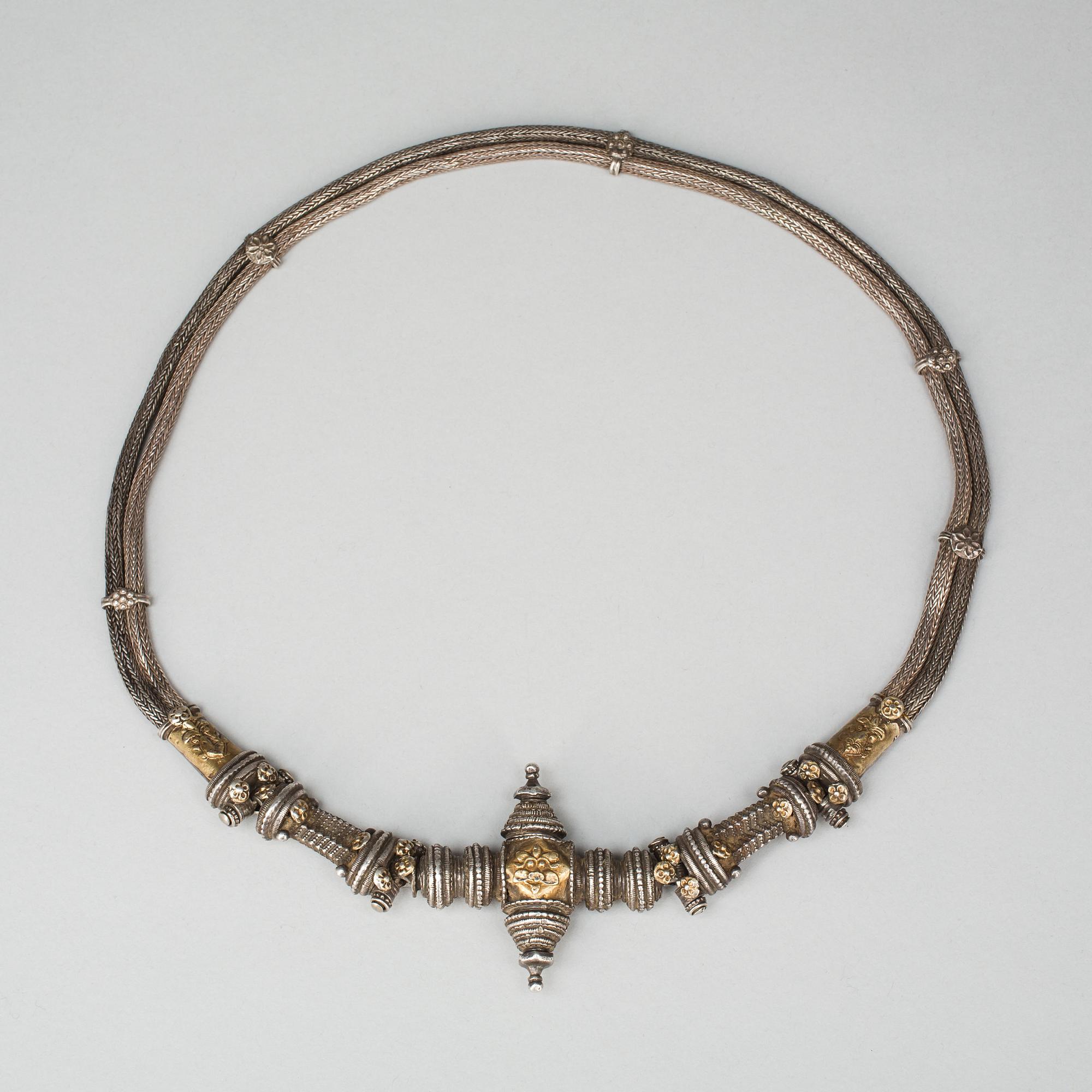 HALSBAND, delvis silver. Orientaliskt. Omkring 1900. Vikt tot  ca 316 g.