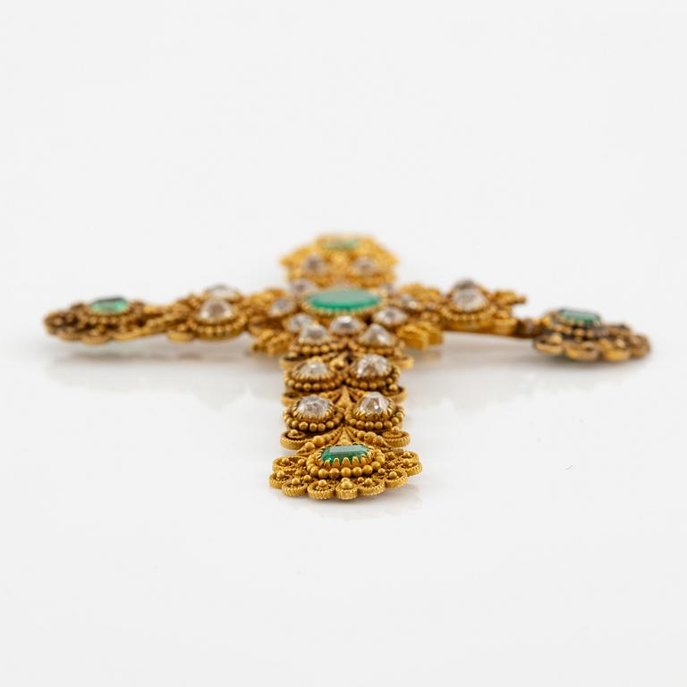 A cross in 14K gold set with faceted emeralds and old-cut diamonds, likely 18th century.
