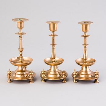 KYNTTILÄNJALKOJA, 3 kpl, messinkiä, Venäjä, 1800-luvun loppu ja vuosisadan vaihde 1900.