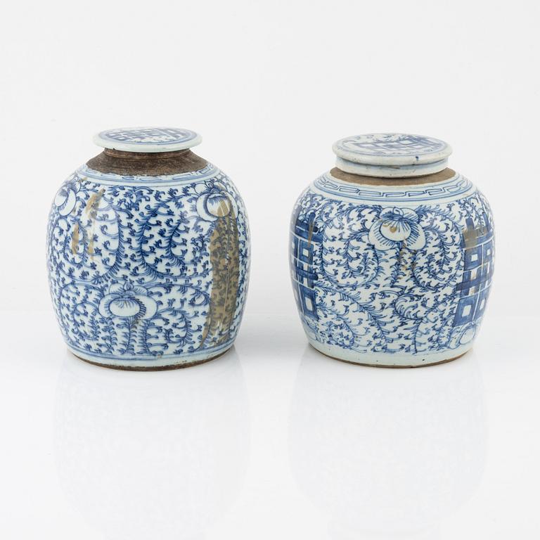 A set of two blue and white jars with covers, late Qing dynasty, circa 1900.
