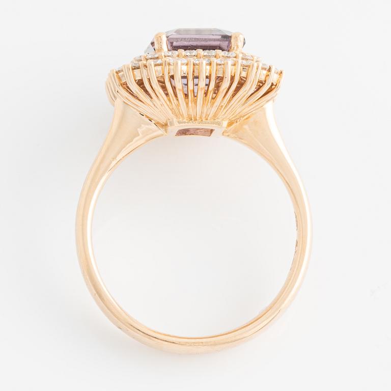 Ring, cocktail ring with purple tourmaline and brilliant-cut diamonds.
