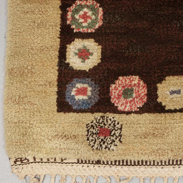 CARPET. "Tusenskönan" ("Bellis"). Knotted pile. 363,5 x 267 cm. Signed AB MMF.
