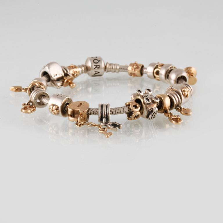 ARMBAND, silver samt guld med en briljantslipad diamant ca 0.01 ct, Pandora, Vikt 57,8 gram.