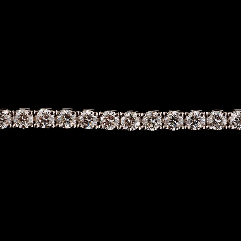 ARMBAND med briljantslipade diamanter totalt circa 3.48 ct.