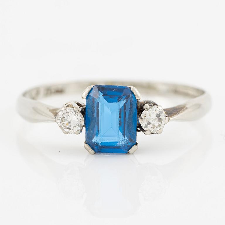 Ring, 18K vitguld med syntetisk blå sten och mindre briljantslipade diamanter.