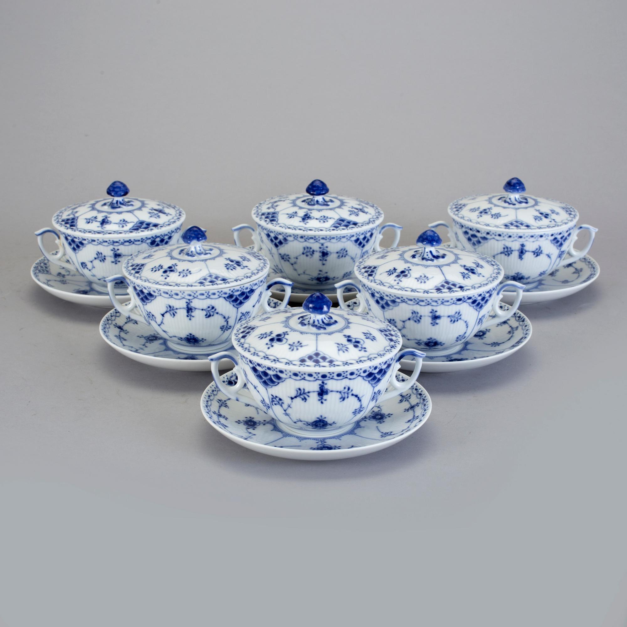 BULJONGKOPPAR MED FAT, 6 st. Porslin. "Musselmalet", Royal Copenhagen.
