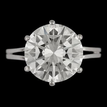 A brilliant cut diamond ring, 5.87 cts.