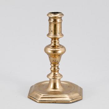 LJUSSTAKE. Mässing. Senbarock, 1700-tal.