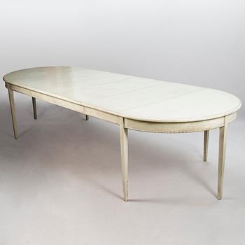 An extendable dining table in Gustavian style from the latter half of the 20th century.