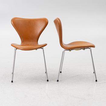 Arne Jacobsen, 4 chairs, "Series 7", Fritz Hansen.
