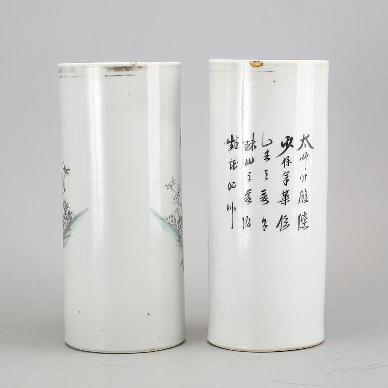 A set of two Chinese porcelain vases.