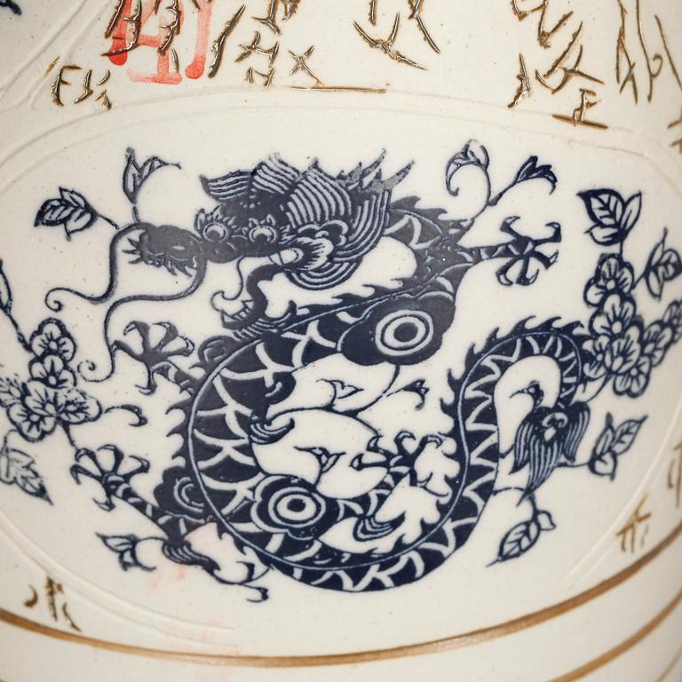 VASER, 2 st. Porslin, Kina, modern tillverkning.