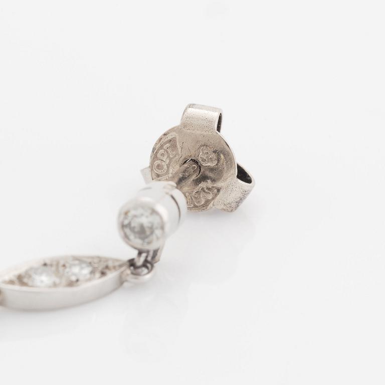 Ett par örhängen 18K vitguld med fasettslipade droppformade akvamariner.
