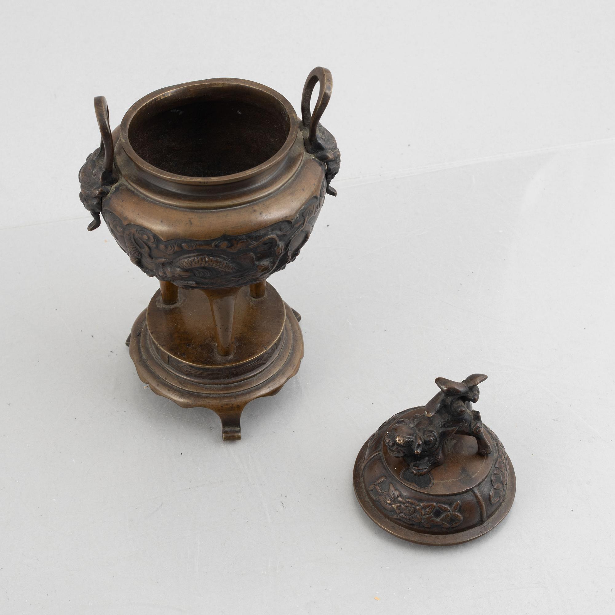 A Japanese bronze tripod censer, 19th century.
