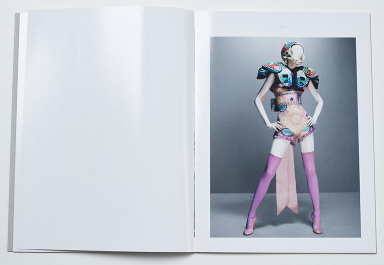 Sølve Søndsbø, bok Pictures from Savage Beauty signed.