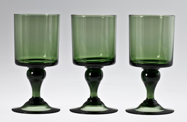 GLAS 6 st samt TALLRIKAR 6 st, glas. Trol Reijmyre, 1900-talets andra hälft.