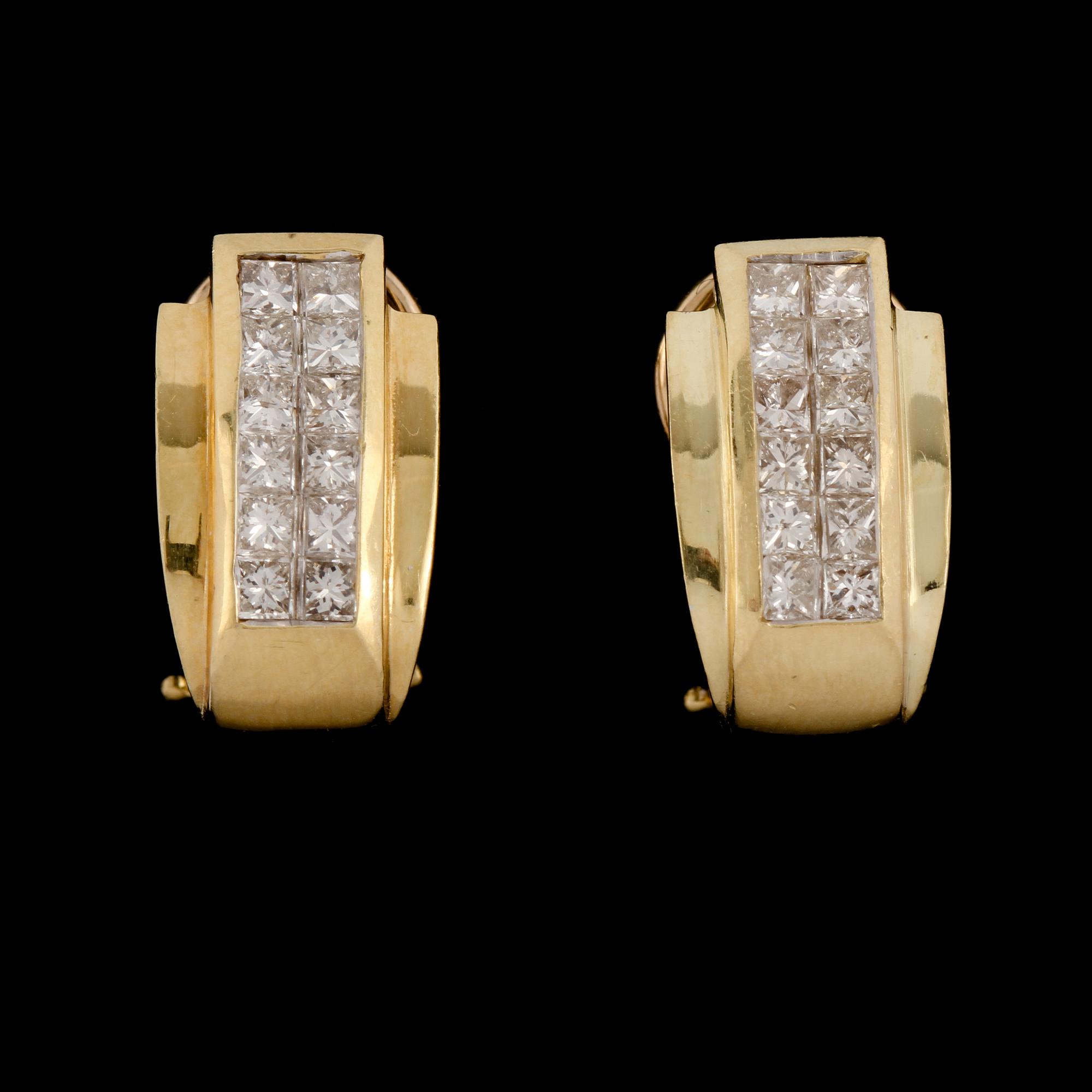 ÖRHÄNGEN, ett par, 18k guld med 24 prinsesslipade diamanter, totalt 1.20 ct. Vikt 7 g.