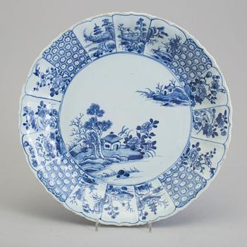 A large blue and white porcelain dish, Qing dynasty, 18th century.