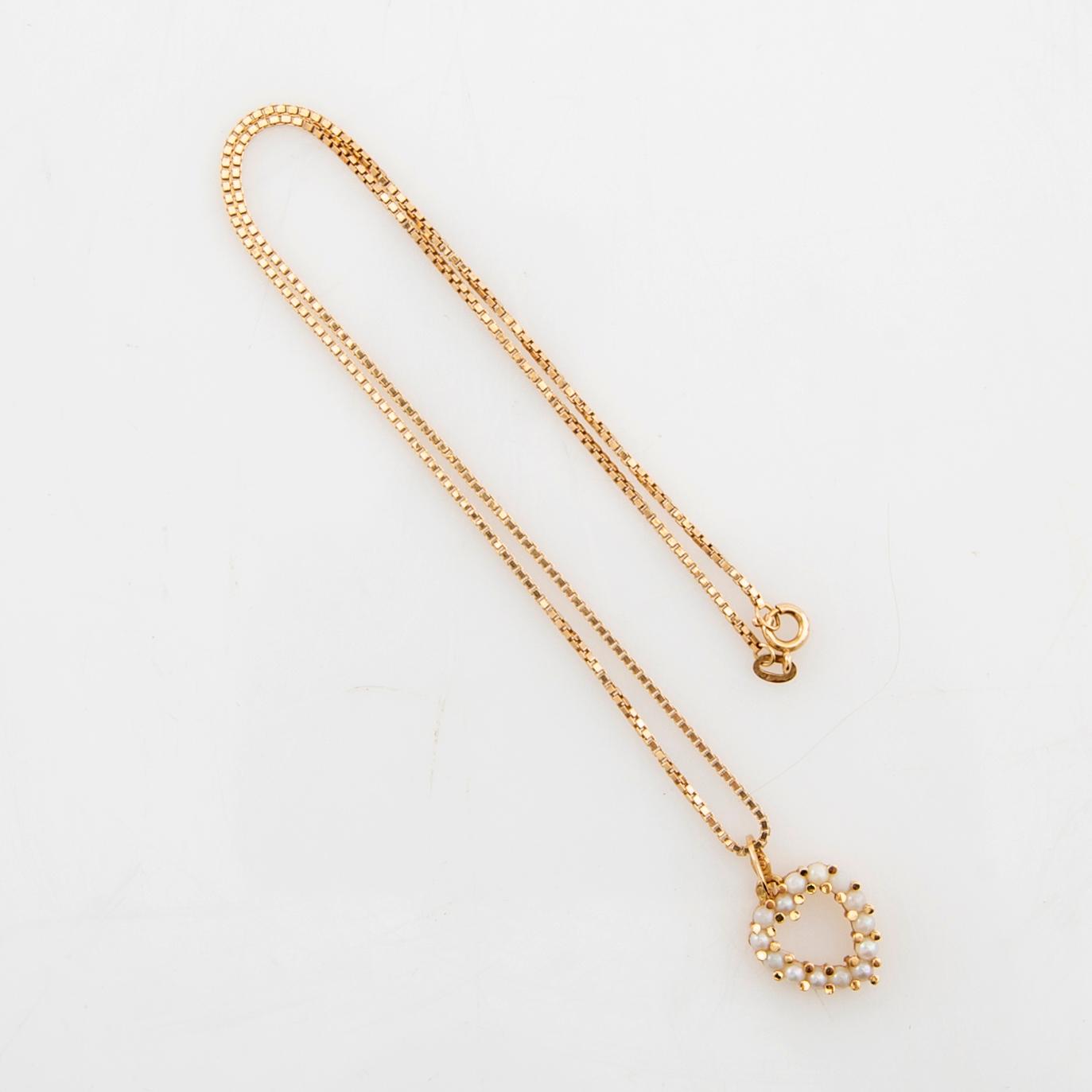 Necklace 18K gold with cultured pearls in the shape of a heart.