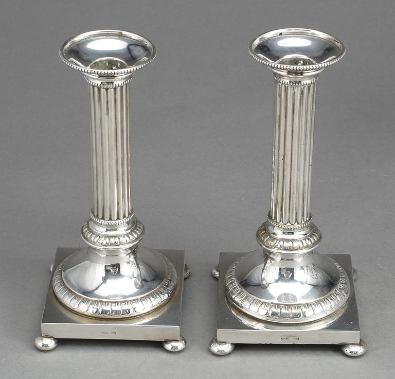 LJUSSTAKAR, ett par, nysilver, gustaviansk stil, 1900-tal.