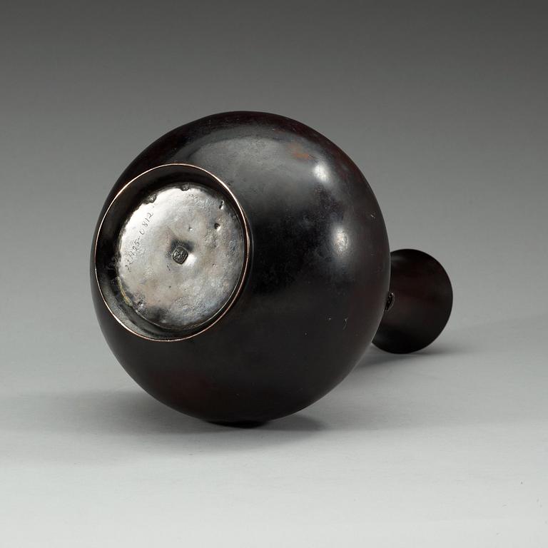 A Japanese bronze vase, ca 1900.