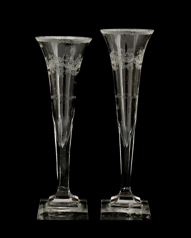 CHAMPAGNEFLÖJTAR, 2 st, snarlika, glas, 1800-tal.