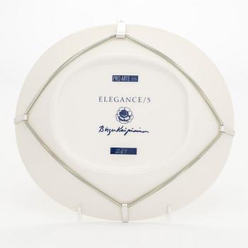 Birger Kaipiainen, a decorative porcelain dish, 'Elegance/3', numbered 261. Pro Arte, Arabia.