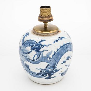 A blue and white Chinese jar, made in to a lamp, Qing dynasty, 19th century.