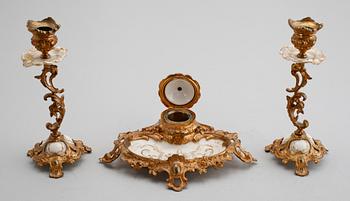 SKRIVSTÄLL samt LJUSSTAKAR, 1 par, förgylld mässing och porslin, rokokostil, sekelskiftet 1900.