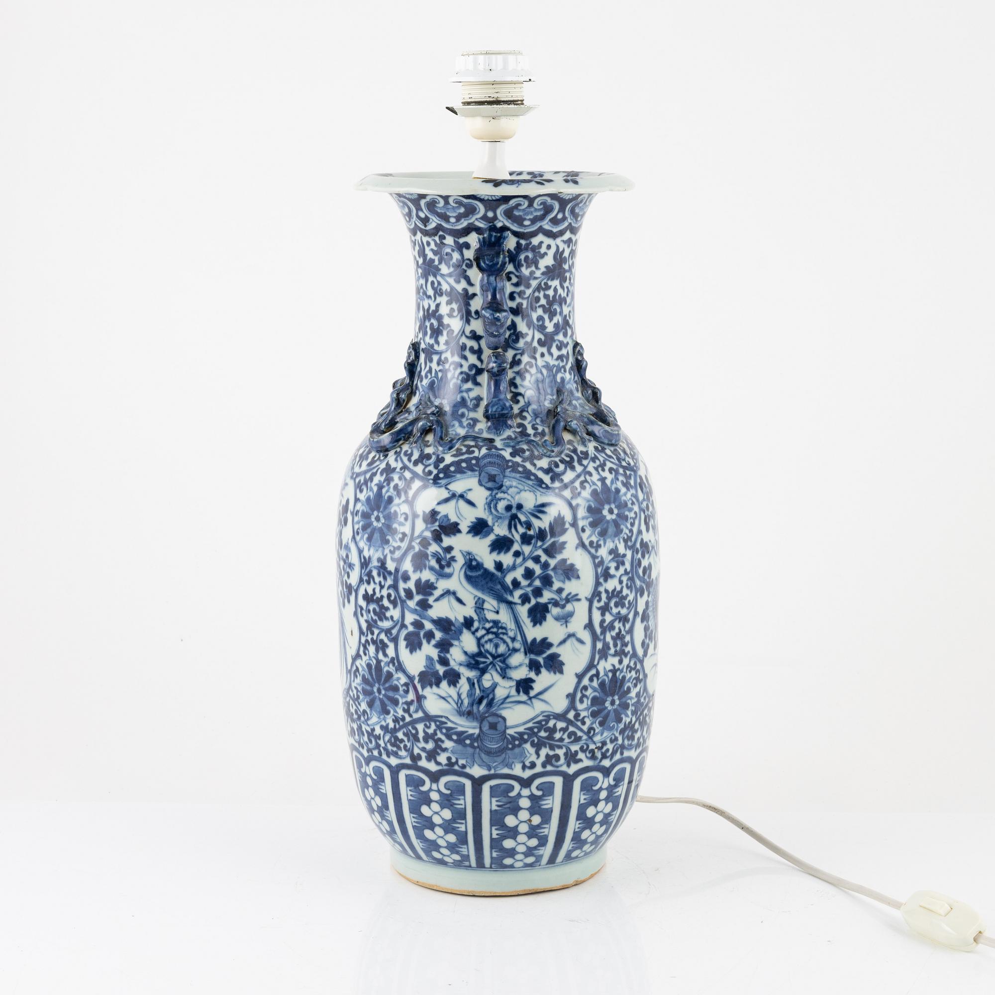 A blue and white porcelain vase/table lamp, China, around 1900.
