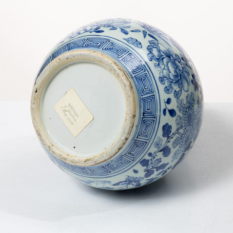 A blue and white kalebass shaped vase, Qing dynasty, 19th century.