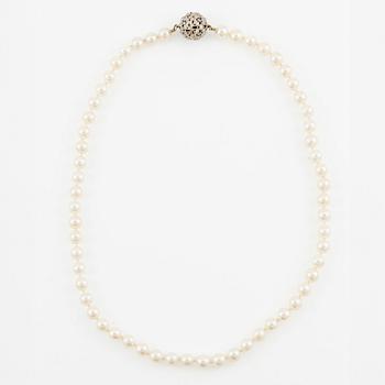 Pärlcollier med odlade pärlor, lås 18K vitguld med små briljantslipade diamanter.