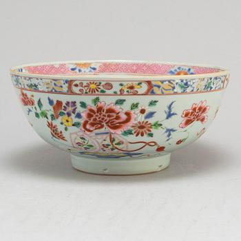 A famille rose bowl, Qing dynasty, Qianlong (1736-95).