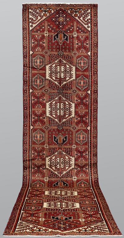 A Hamadan runner, approx. 410 x 102 cm.