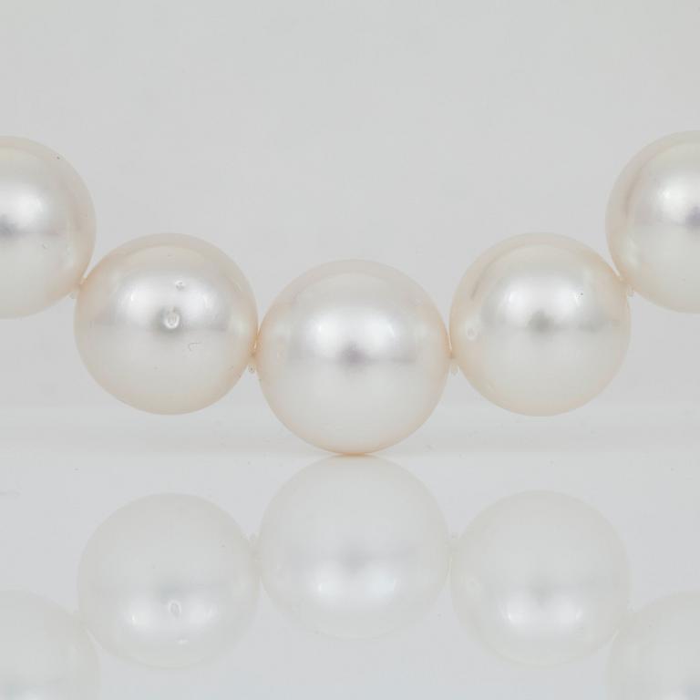 PARLCOLLIER, 'South Sea' cultured pearls with 14K guld clasp.