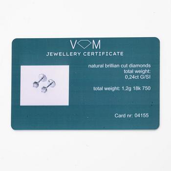 18K white gold earrings with brilliant-cut diamonds.