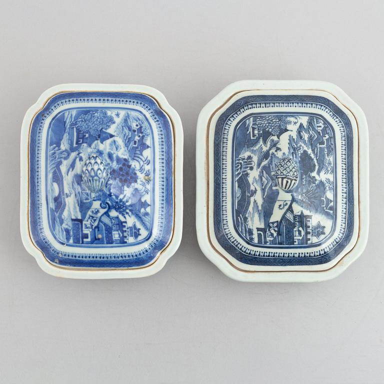 Karrotter, ett par samt stekfat, två snarlika, porslin, Kina, Qingdynastin, 1700- och 1800-tal.