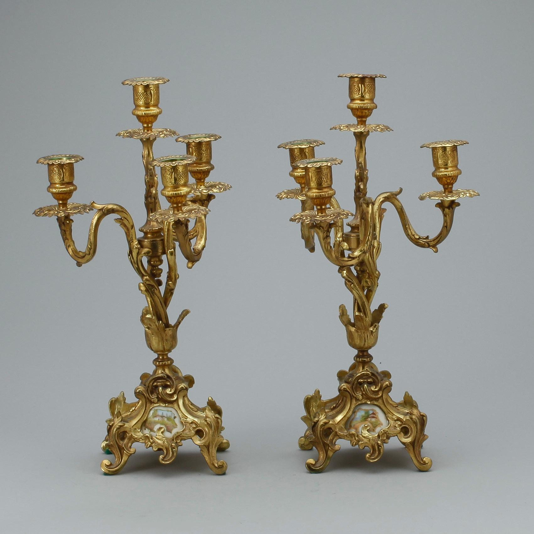GARNITYR MED BORDSPENDYL OCH ett par KANDELABRAR, mässing, Louis XV-stil, troligen omkring 1900.