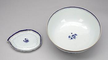 BÅLSKÅL samt FAT, porslin, Kina. Jiaqing (1796-1820).