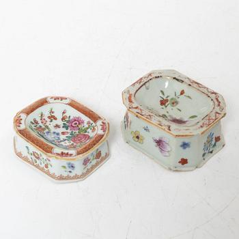 A small Chinese famille rose porcelain tureen with cover and stand, two salt cellars, Qing dynasty, Qianlong (1736-95).