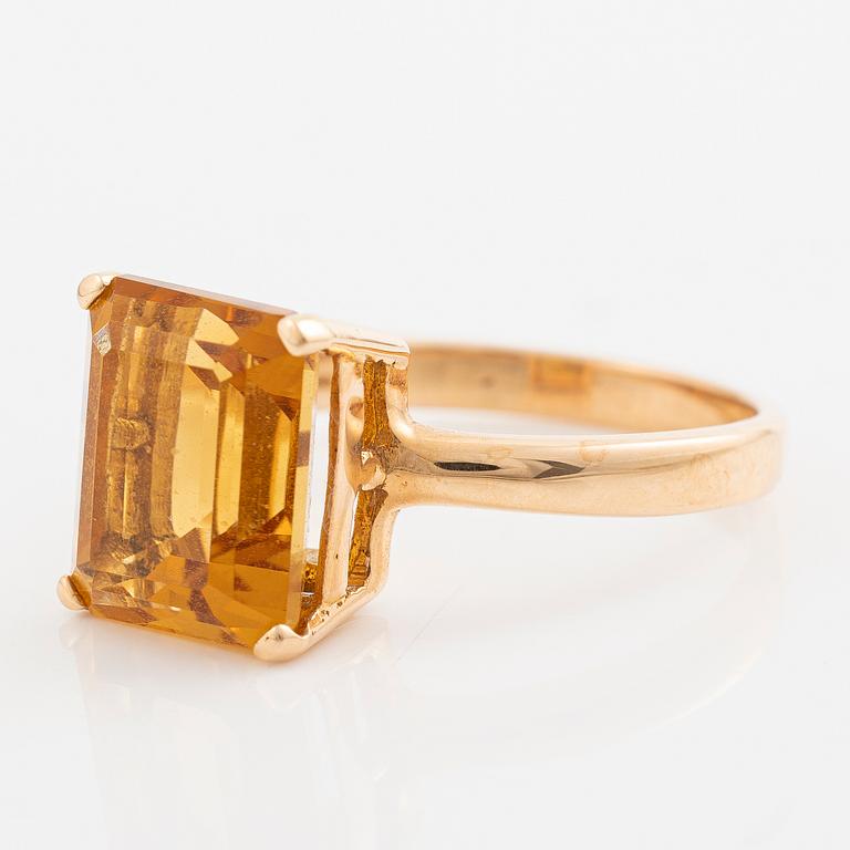 18K gold ring with a faceted citrine.