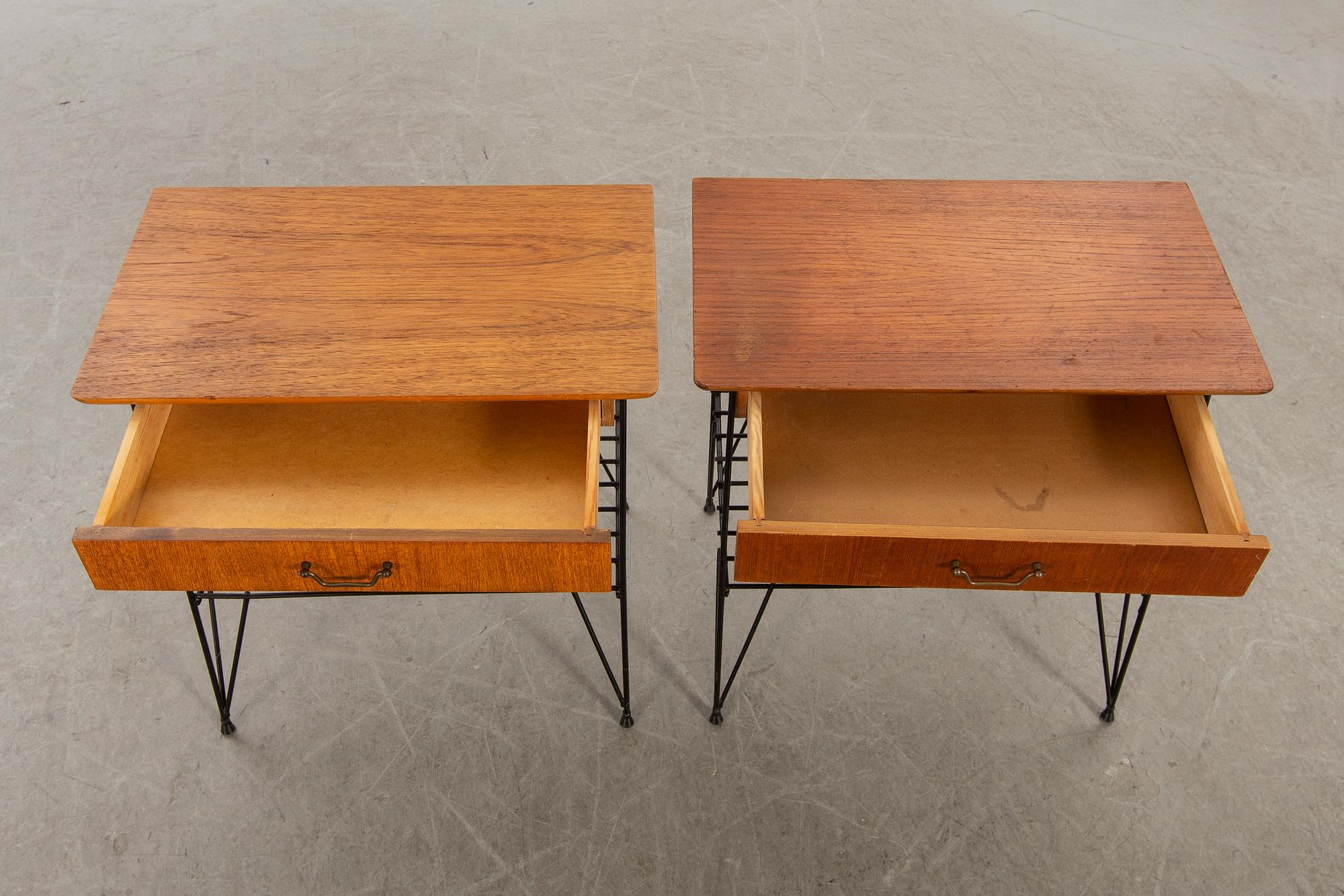 Sängbord, ett par, stringmodell, 1950/60-tal.