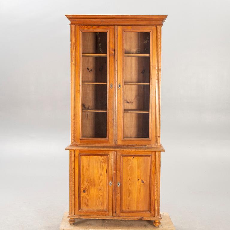 A pine display cabinet around 1900.