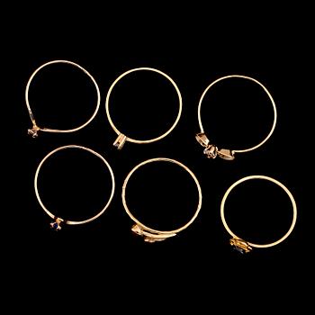 RINGAR, 6 st, 18 k guld med olika stenar. Total vikt ca 5 gram.