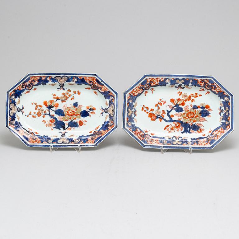 A pair of imari serving dishes, Qing dynasty, 18th Century.