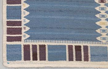 Barbro Nilsson, Matta, "Salerno blå med enkel bård", rölakan, ca 332 x 212 cm, signerad AB MMF BN.