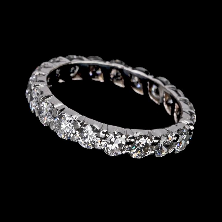 RING, sk eternityring, briljantslipade diamanter, tot. 3.61 ct.