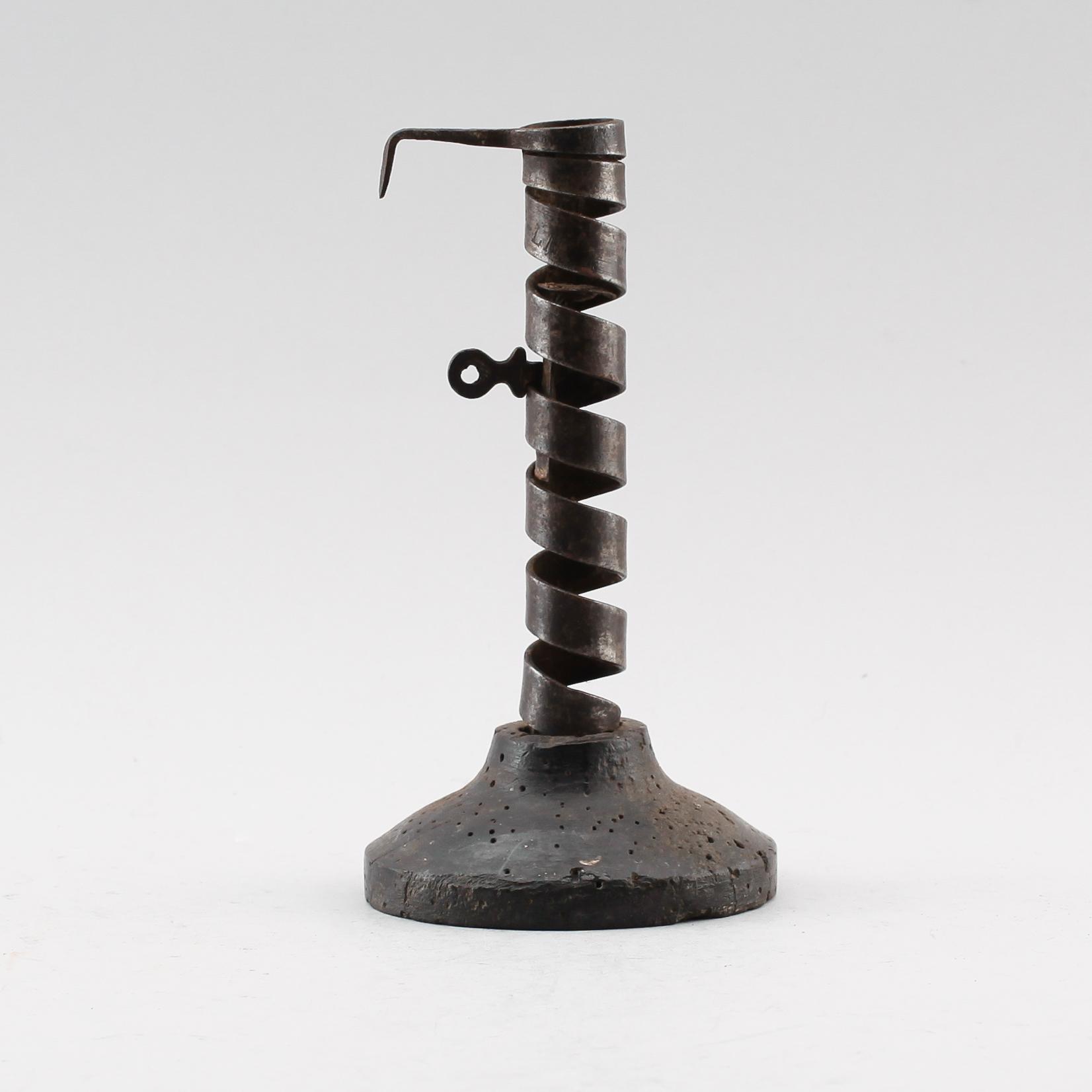 LJUSSTAKE, smide och trä, 1700-tal.